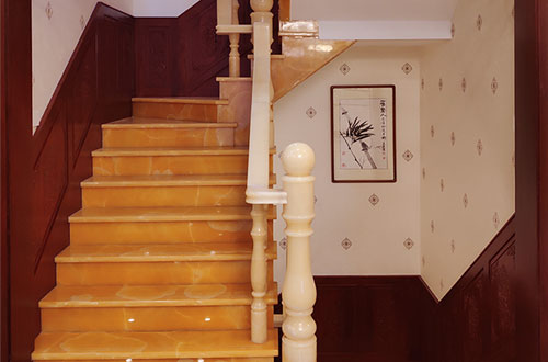 普洱中式别墅室内汉白玉石楼梯的定制安装装饰效果