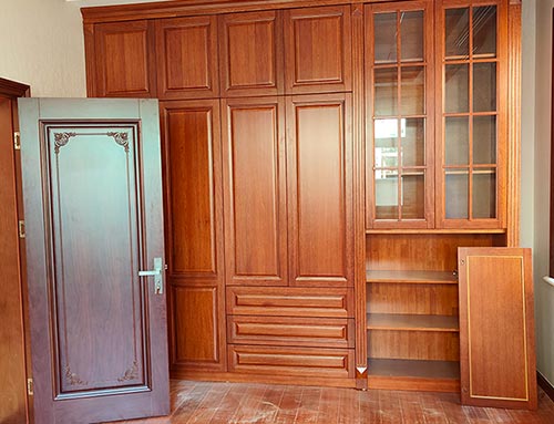 普洱中式家庭装修里定制的实木衣柜效果图